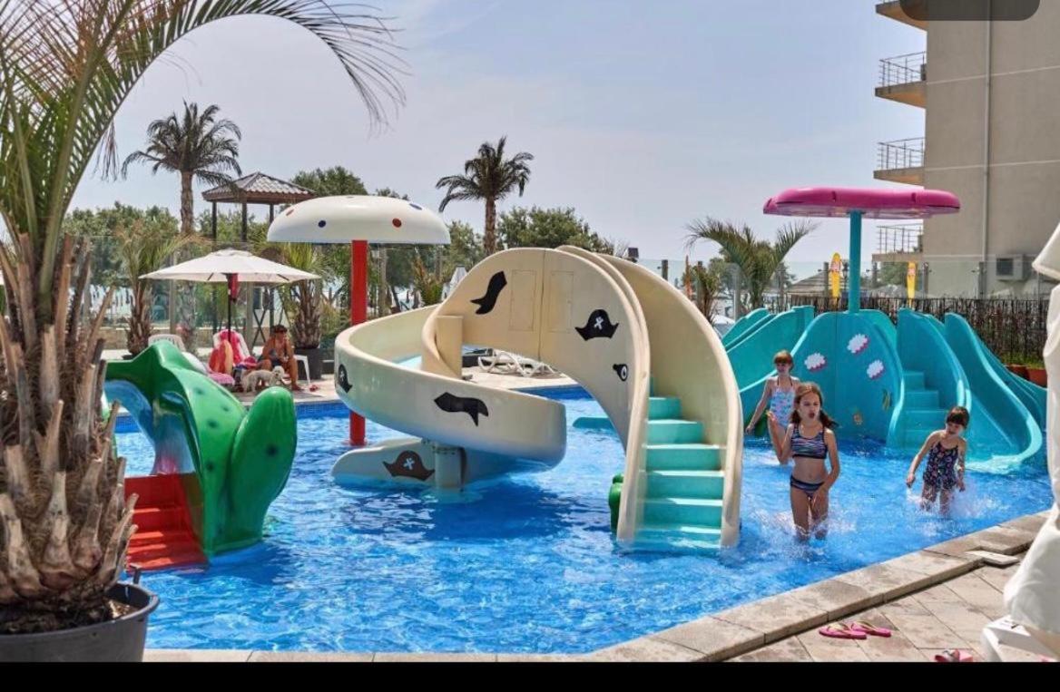 Bea Apartament On The Beach -Mamaia Nord Нэводари Экстерьер фото
